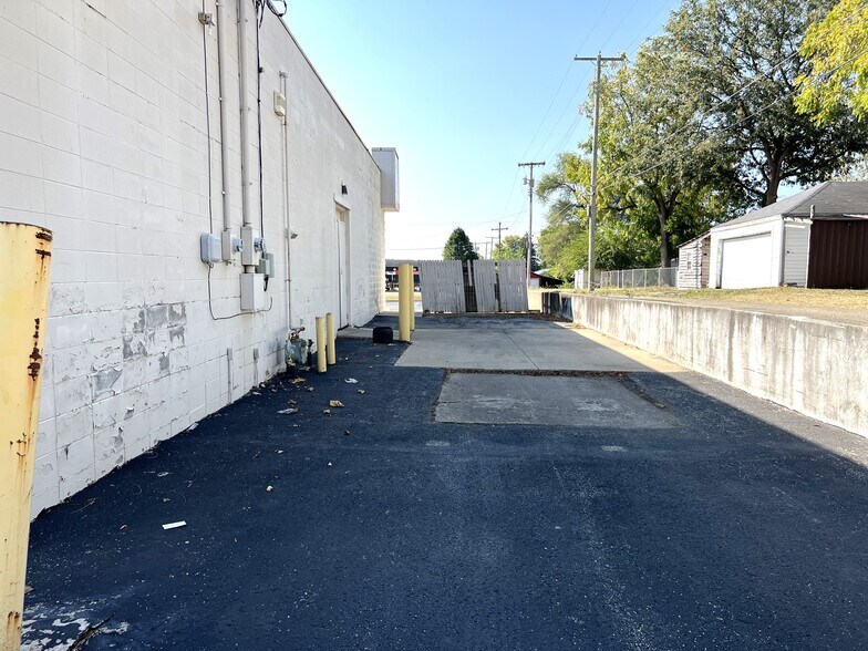 More Photos Of 2001 S Madison St, Muncie Freestanding For Sale