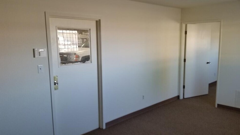 More Photos Of 445 E Menlo Ave, Hemet Warehouse For Lease