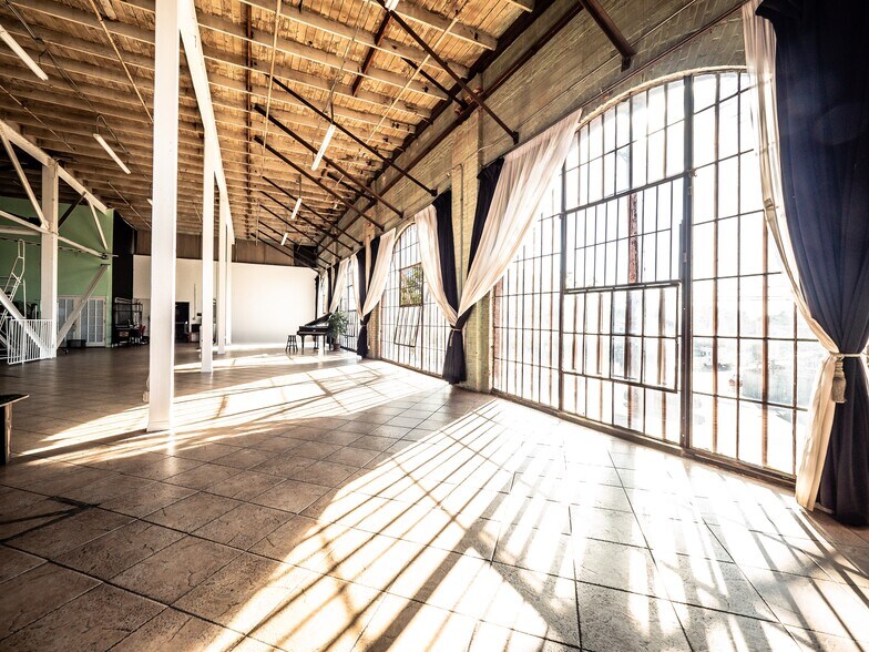 More Photos Of 6000 Avalon Blvd, Los Angeles Warehouse For Lease