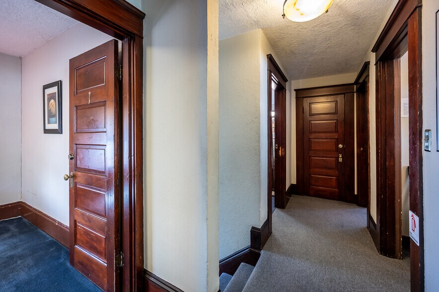 More Photos Of 1934 NE Broadway St, Portland Medical For Sale