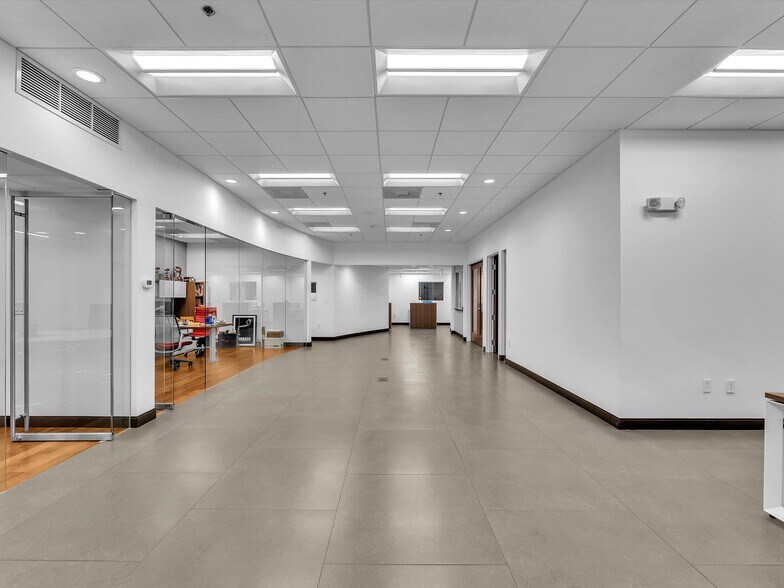 More Photos Of 10855 NW 27th St, Doral Warehouse For Lease