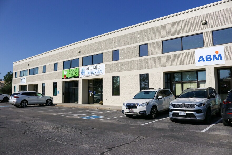 More Photos Of 5300-5310 S 73rd, Omaha Light Distribution For Lease