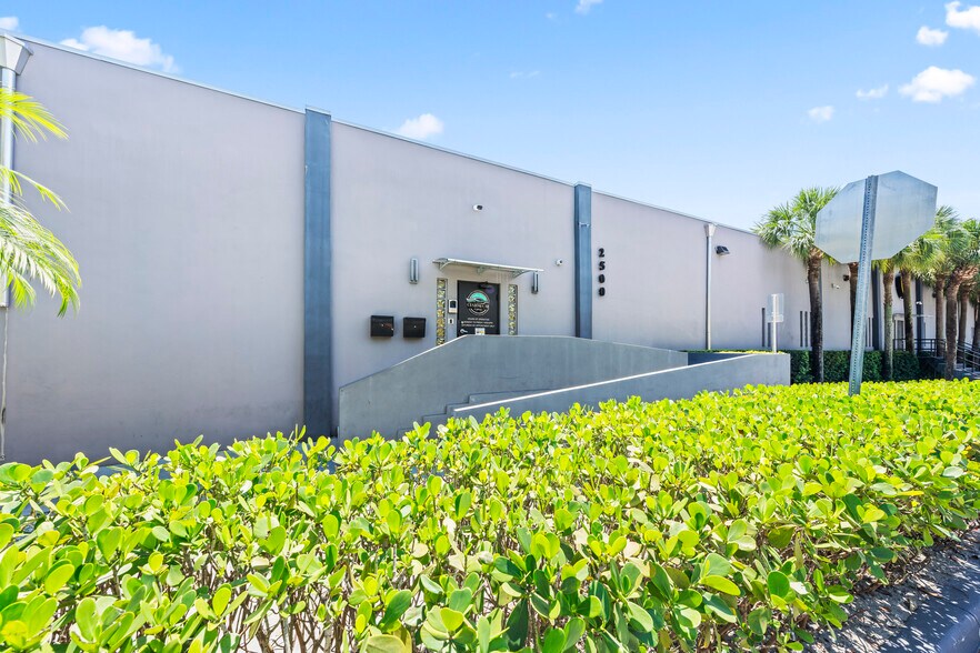 More Photos Of 2500 NW 39th St, Miami Light Distribution For Sale