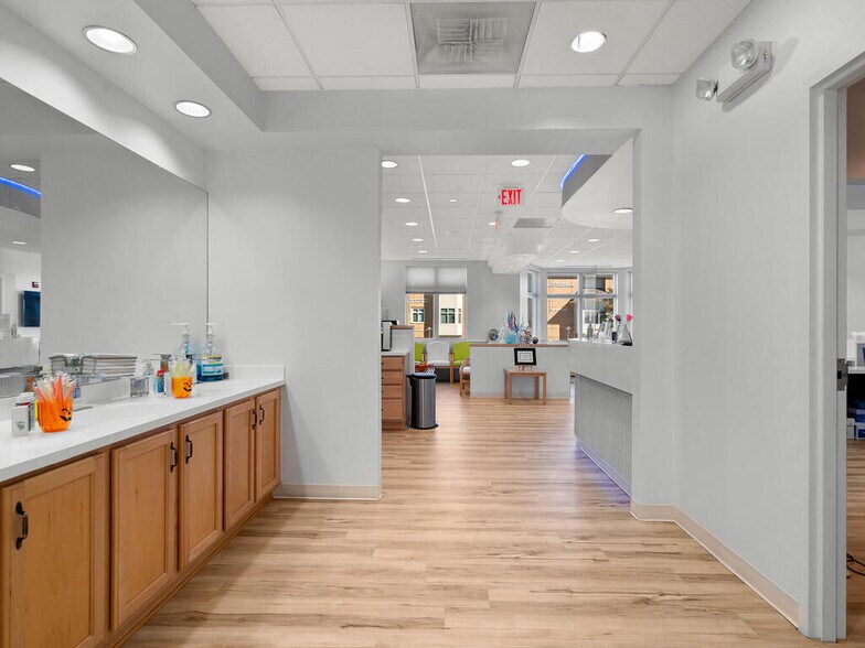 More Photos Of 46165 Westlake Dr, Sterling Medical For Sale