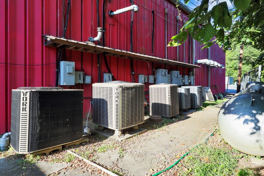 More Photos Of 1036 Anchorage Cir, Vansant Storefront For Sale