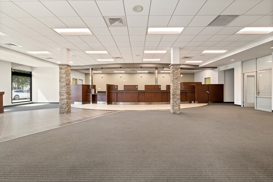More Photos Of 2635 Wilshire Blvd, Santa Monica Bank For Lease