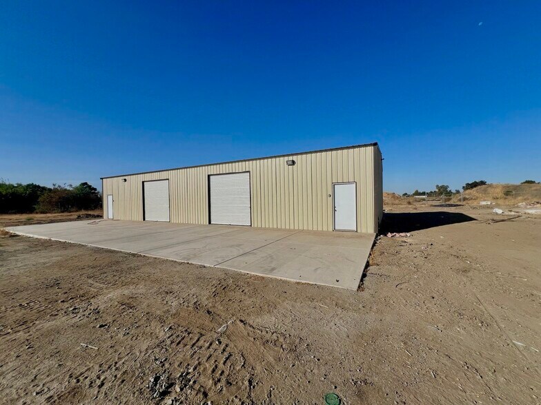 More Photos Of 731 E River Ave, Porterville Warehouse For Lease