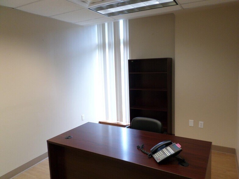 More Photos Of 1140-1141 Quincy Ave, Dunmore Medical For Lease
