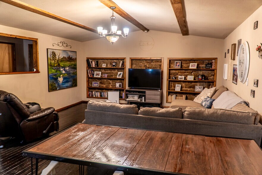 More Photos Of 120 N Main St, Yale Light Manufacturing For Sale