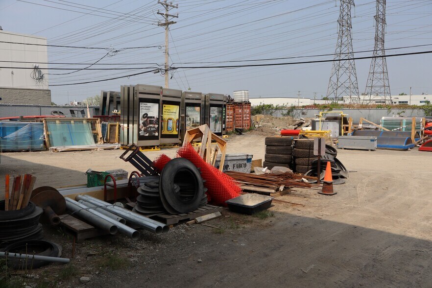 More Photos Of 2655 Rue Michelin, Laval Warehouse For Lease
