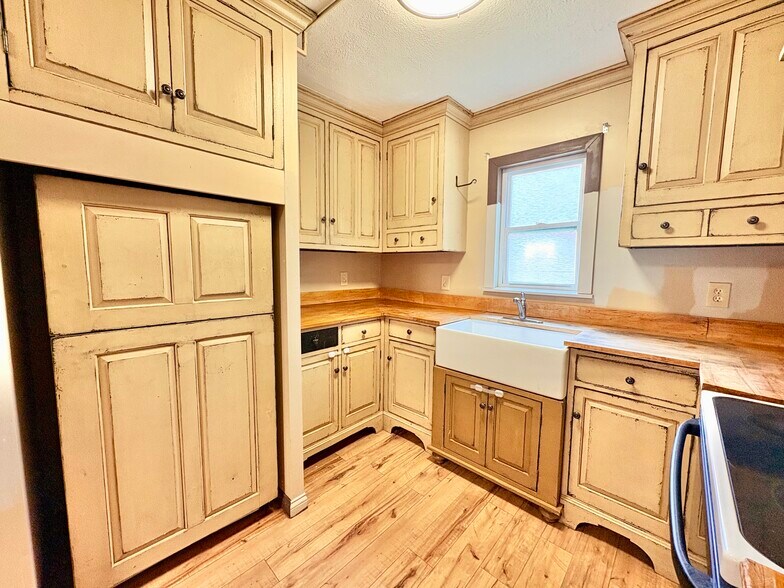 More Photos Of 9 E Canal St, Troy General Retail For Sale