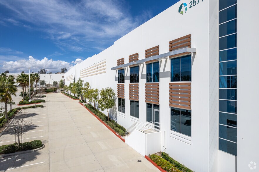 More Photos Of 2565 Sampson Ave, Corona Unknown For Lease