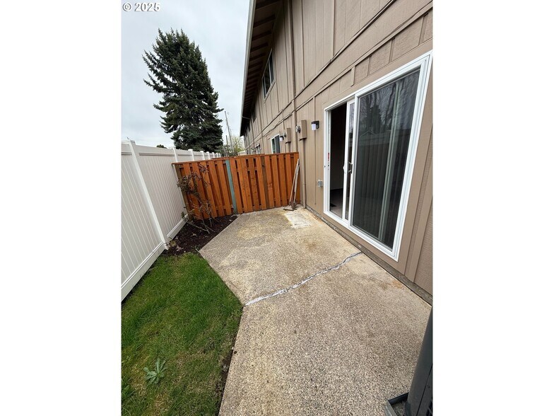 More Photos Of 2510 E 8TH St, Vancouver Apartments For Sale