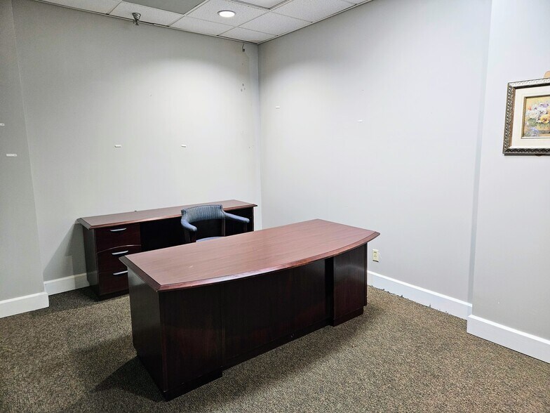 More Photos Of 113 W Public Sq, Glasgow Office For Sale