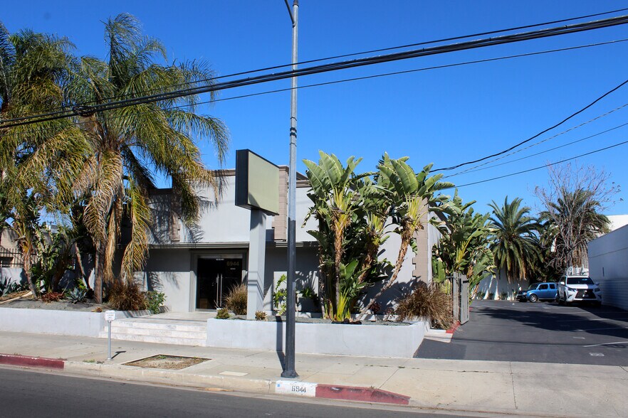 More Photos Of 6944 Reseda Blvd, Reseda Freestanding For Lease