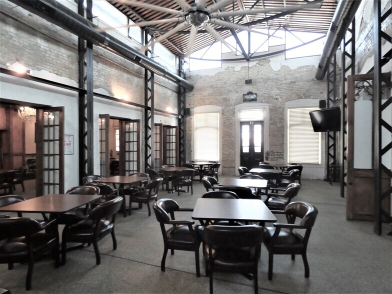 More Photos Of 119 Washington St, Beeville Restaurant For Sale