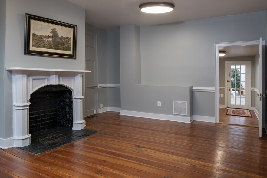 More Photos Of 26 N King St, Leesburg Office For Lease