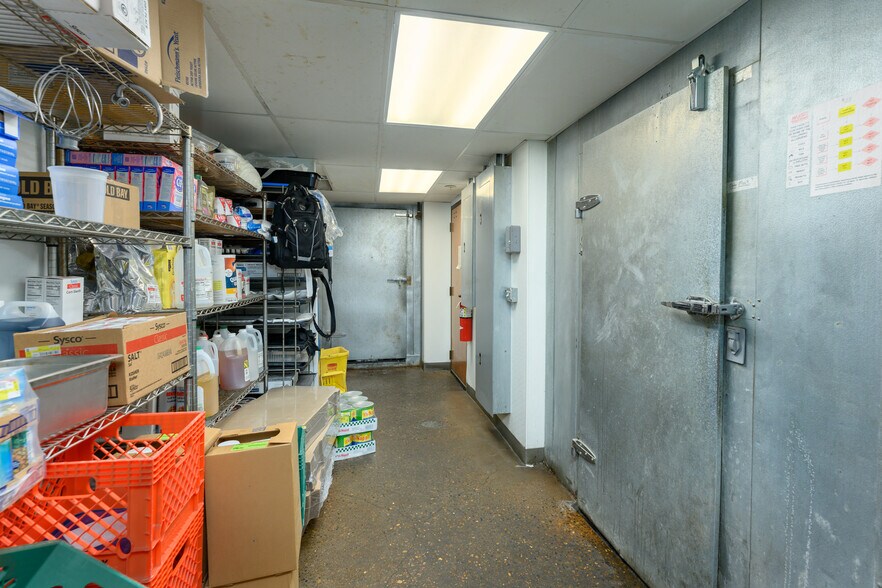 More Photos Of 645 NE 3rd St, Mcminnville Storefront Retail Office For Lease