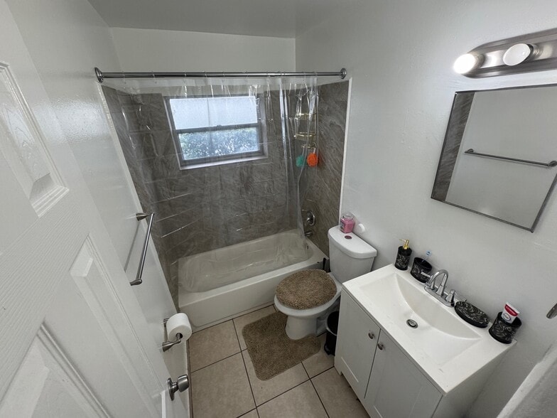 More Photos Of 712-714 S F St, Lake Worth Apartments For Sale