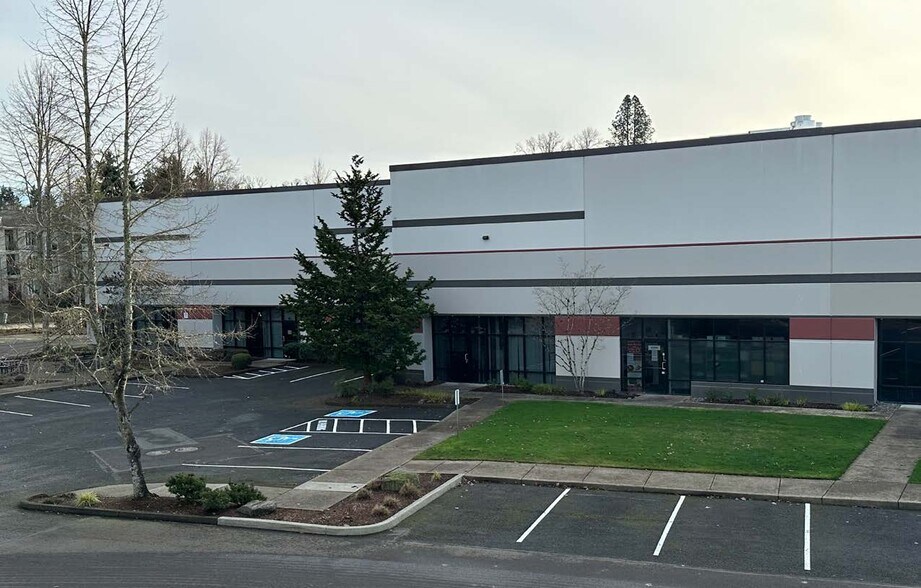 More Photos Of 25999 SW Canyon Creek Rd, Wilsonville Warehouse For Lease