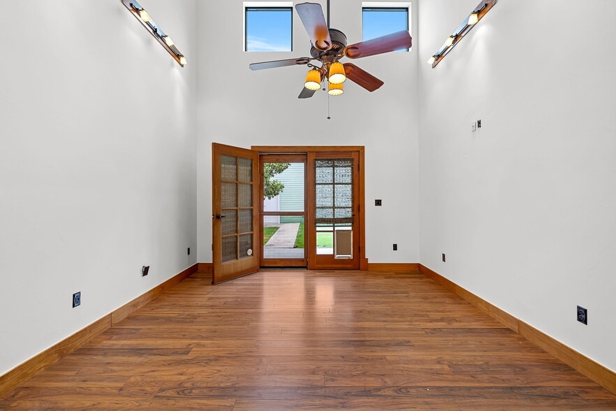 More Photos Of 1515 E Belt Line Rd, Carrollton Office Residential For Sale