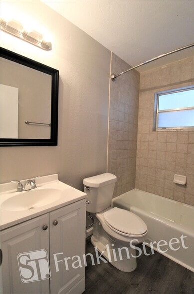More Photos Of 308-630 Briarwood Rd, Venice Specialty For Sale