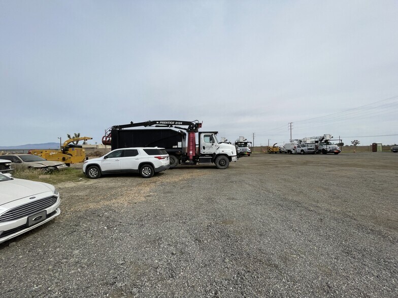 More Photos Of 46135 Division St, Lancaster Service For Sale