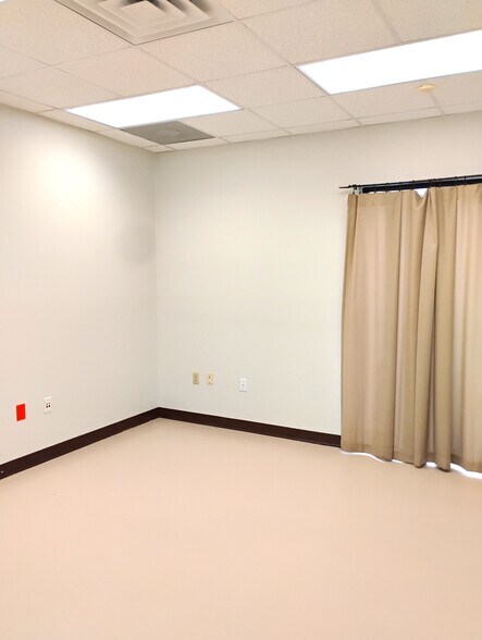 More Photos Of 1002 E Taylor St, Brownsville Office For Lease