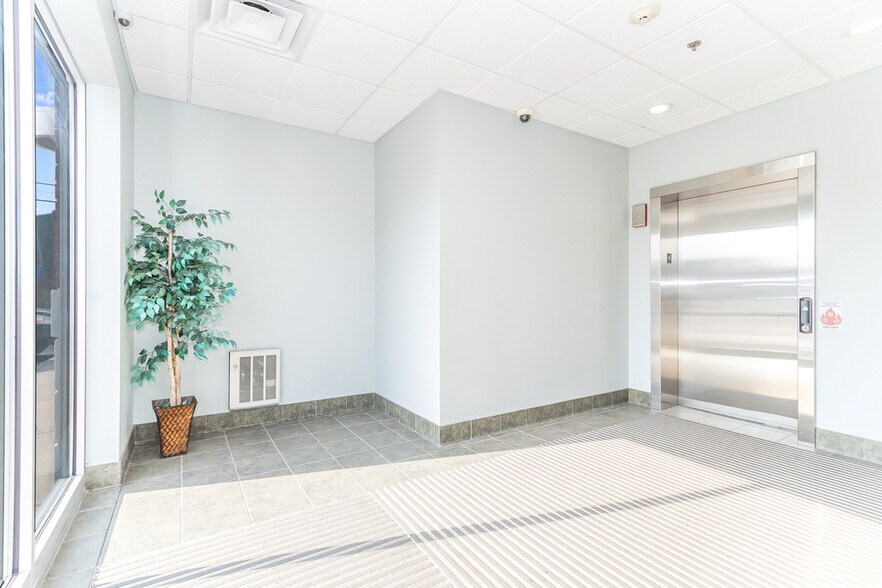 More Photos Of 691 Collins St, Joliet Storefront Retail Office For Lease