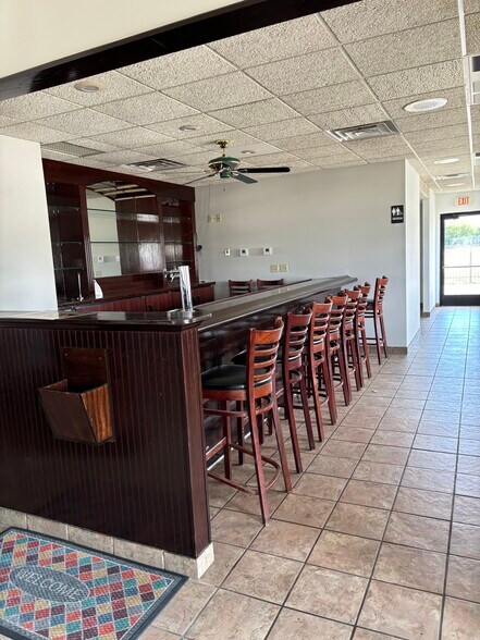 More Photos Of 210 N Lewis Ave, Oglesby Restaurant For Lease