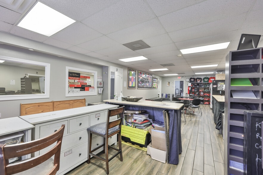 More Photos Of 307 S Parsons Ave, Brandon Storefront For Lease