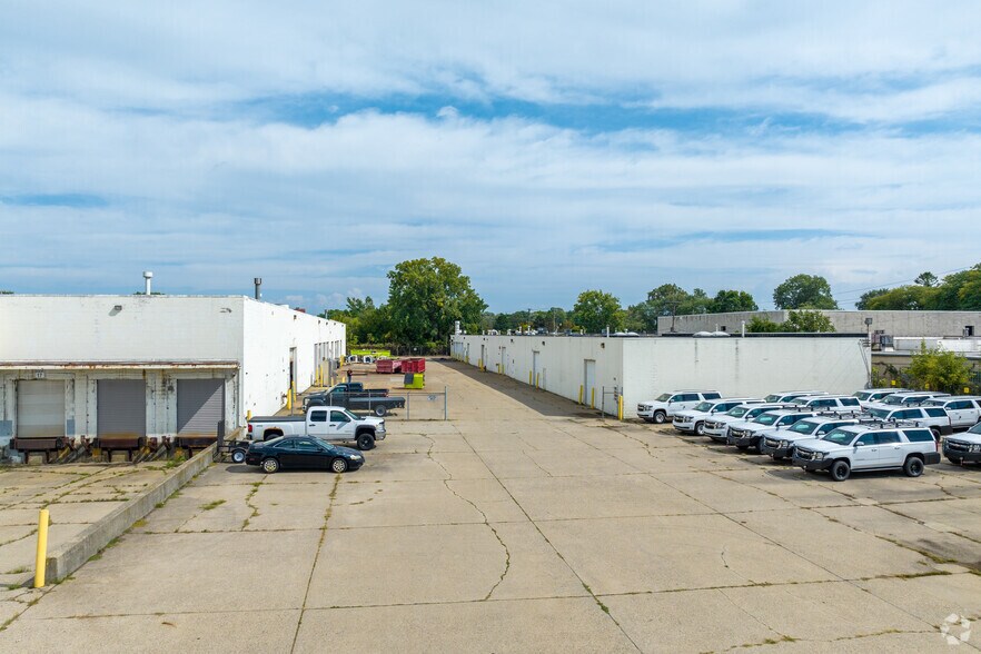 More Photos Of 2727 S Beech Daly Rd, Dearborn Heights Warehouse For Sale