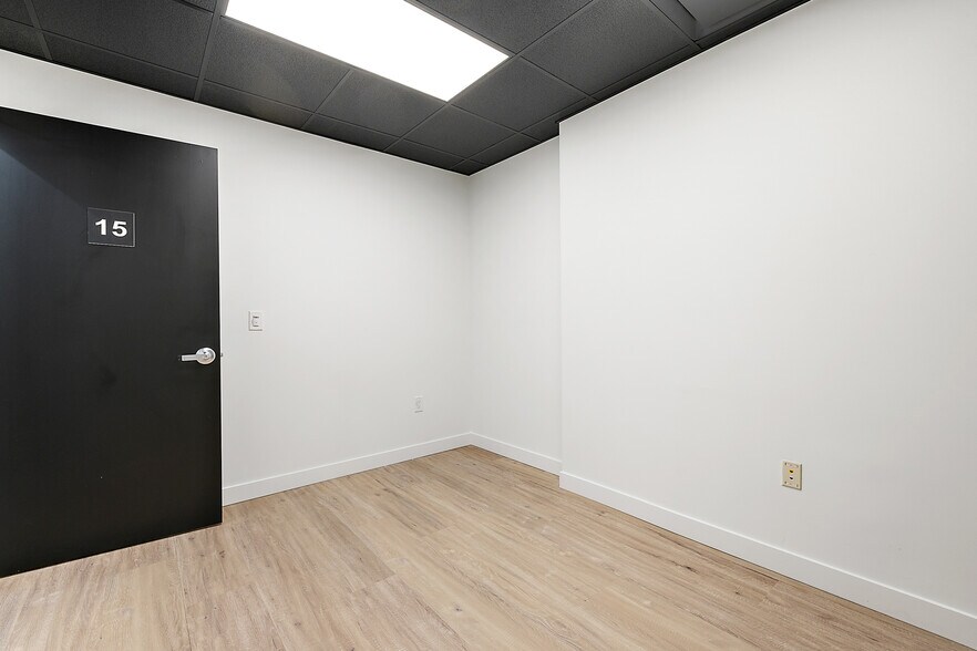 More Photos Of 801-803 W Big Beaver Rd, Troy Office For Lease