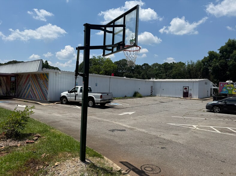 More Photos Of 1001 Winterville Rd, Athens Showroom For Lease