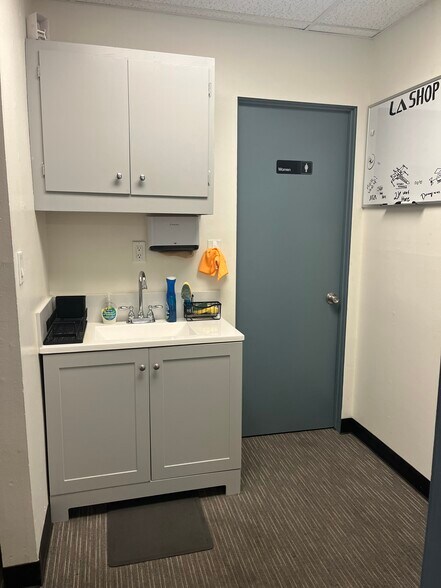 More Photos Of 16115 Valerio St, Van Nuys Warehouse For Lease