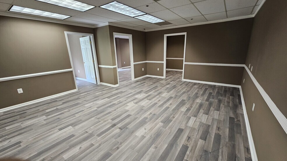 More Photos Of 450 Maple Ave E, Vienna Unknown For Lease