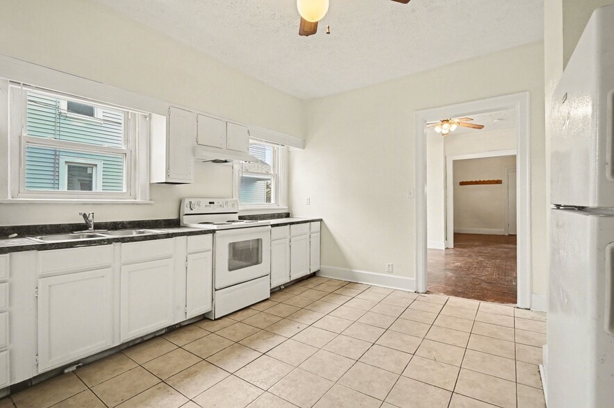 More Photos Of 1830 Woodlawn Ave, Middletown Specialty For Sale