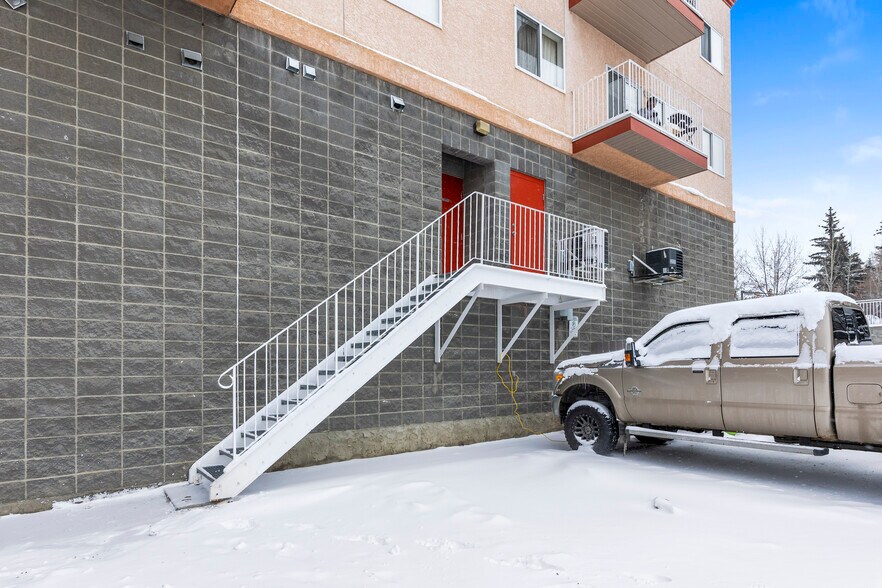 More Photos Of St Thomas St, St. Albert Apartments For Sale
