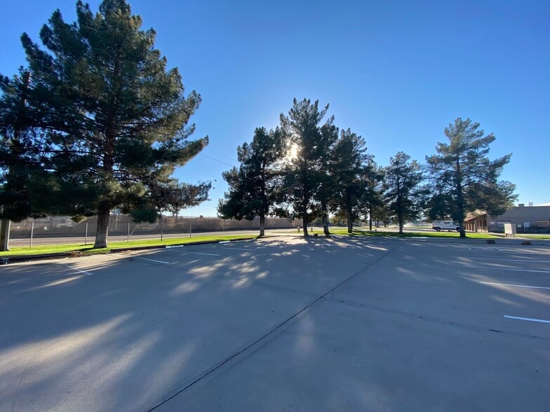 More Photos Of 9132 W Cactus Rd, Peoria Warehouse For Lease
