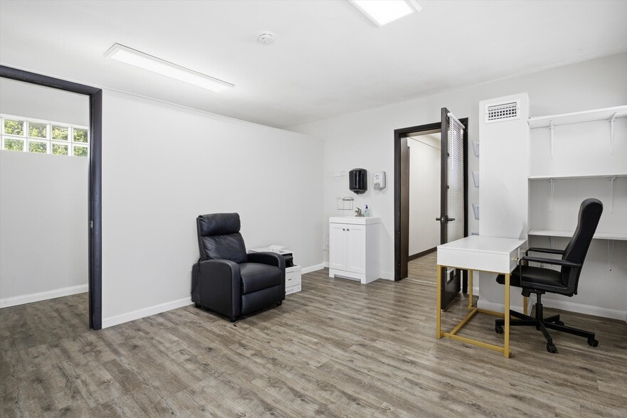 More Photos Of 980 NE 126th St, North Miami Medical For Lease