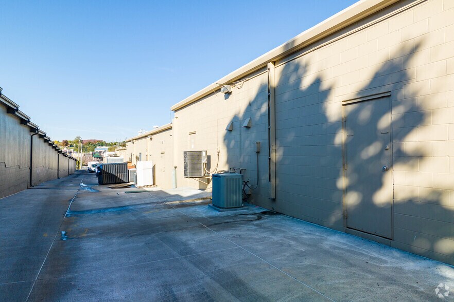 More Photos Of 9505-9539 Q St, Omaha Unknown For Lease