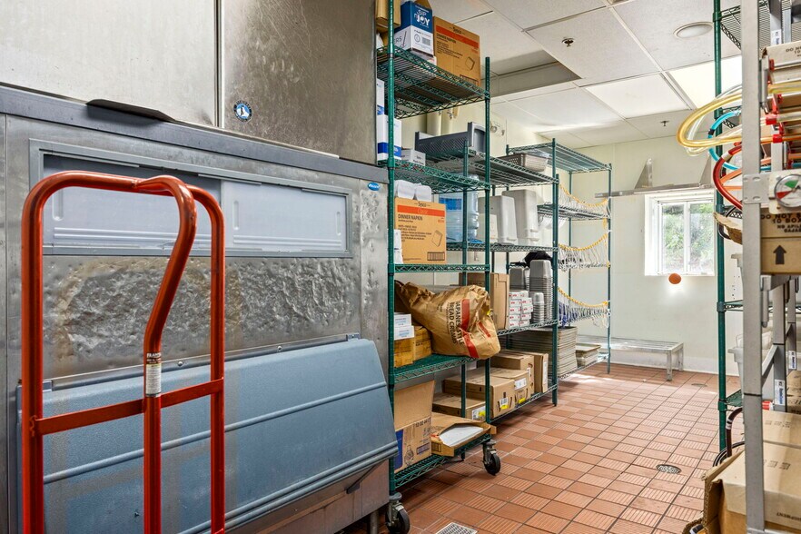 More Photos Of 350 University Blvd, Harrisonburg Freestanding For Sale