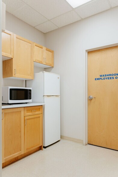 More Photos Of 105 Laurell Rd, Gander Showroom For Sale