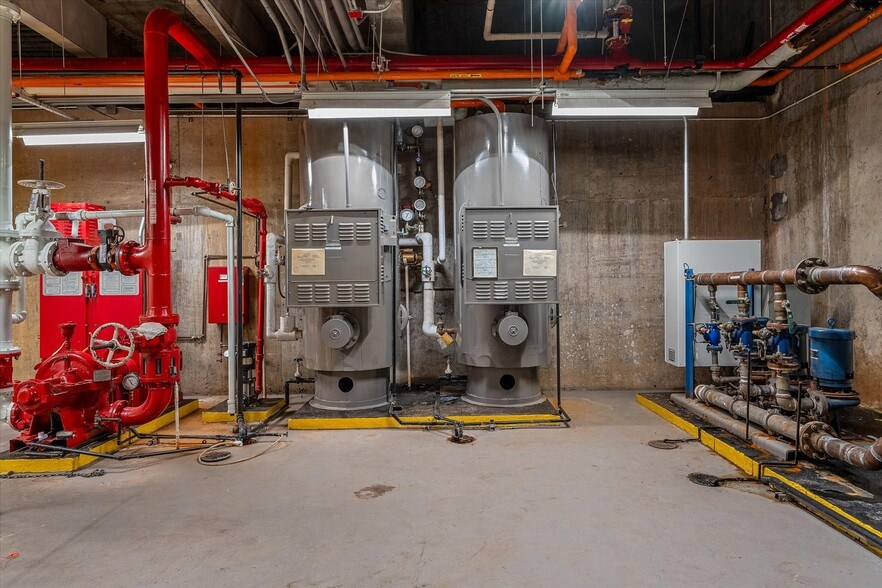 More Photos Of 400 Texas St, Shreveport Office For Sale