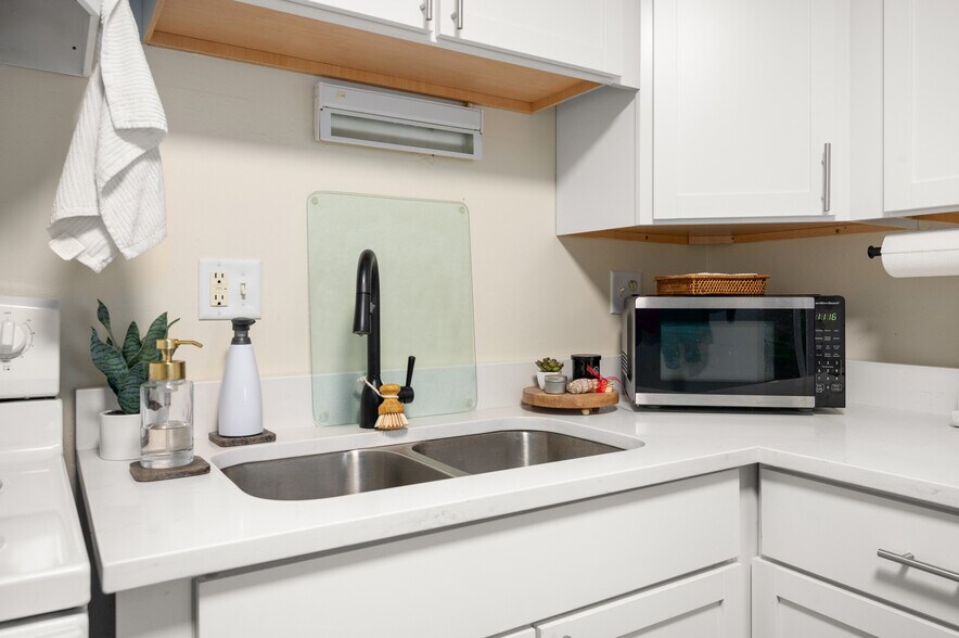 More Photos Of 1066 S Cross St, Sycamore Apartments For Sale