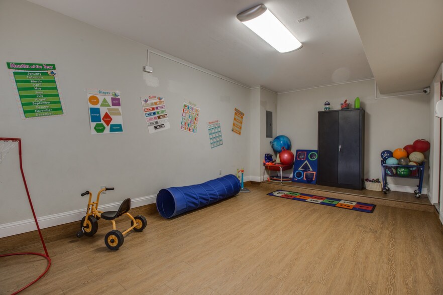 More Photos Of 4235 Cedar Springs Rd, Dallas Office For Sale