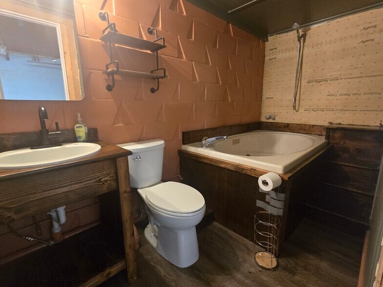 More Photos Of 124 W Winchester St, Gallatin Light Manufacturing For Lease