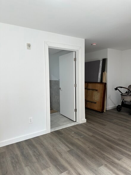 Primary Photo Of 3831 Carpenter Ave, Bronx Flex For Lease