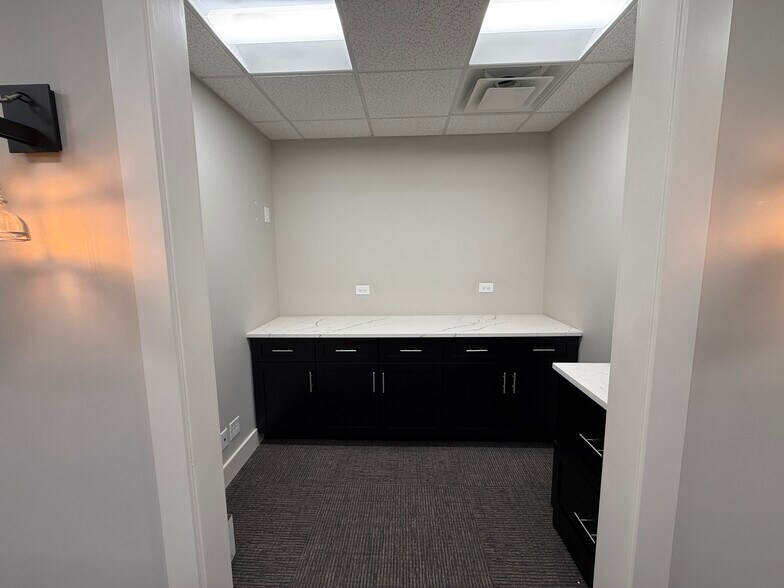 More Photos Of 804 N Front St, McHenry Office For Lease