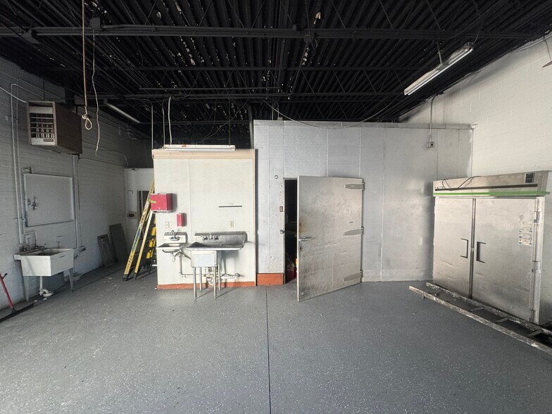 More Photos Of 13425 Snow Rd, Brook Park Freestanding For Lease